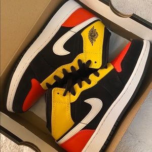 Orange-Amarillo air Jordan 1 mid